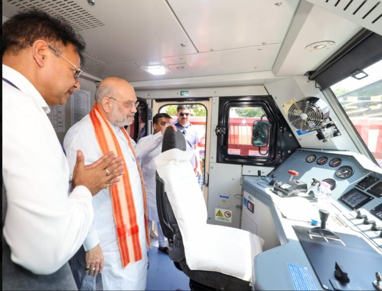 देश की पहली एलएनजी ट्रेन को अमित शाह ने दिखाई हरी झंडी, 40 फीसदी तक घटेगी डीजल की खपत