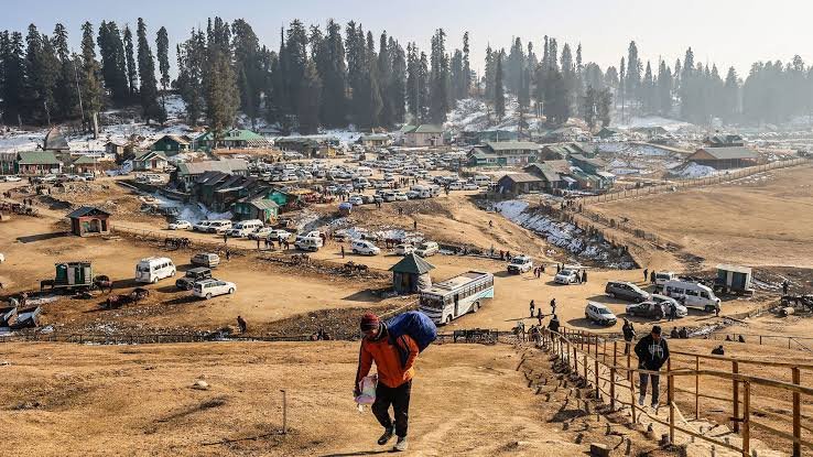 Tourist Disappointment as Sonamarg, Gulmarg, and Pahalgam Experience Lack of Snowfall; Kashmir Faces Extended Dry Spell